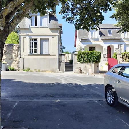 Chambre Grise Dans Une Demeure Du 16Eme A Saumur Comprenant Cuisine Equipee Exterior photo