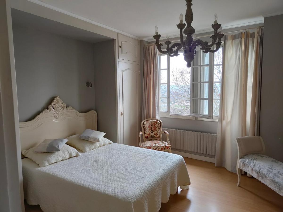 Chambre Grise Dans Une Demeure Du 16Eme A Saumur Comprenant Cuisine Equipee Exterior photo
